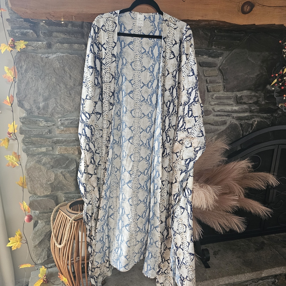Stylish Blue and White Snake Print Kimono